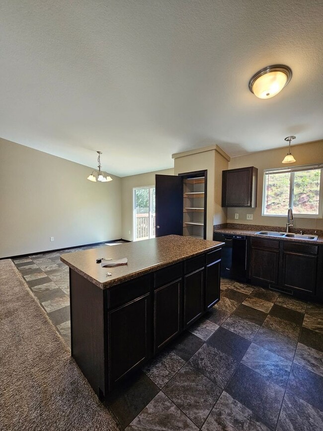 Building Photo - 4 BEDROOM | 3 BATH | TOWNHOME | GARAGE | WEST SIDE