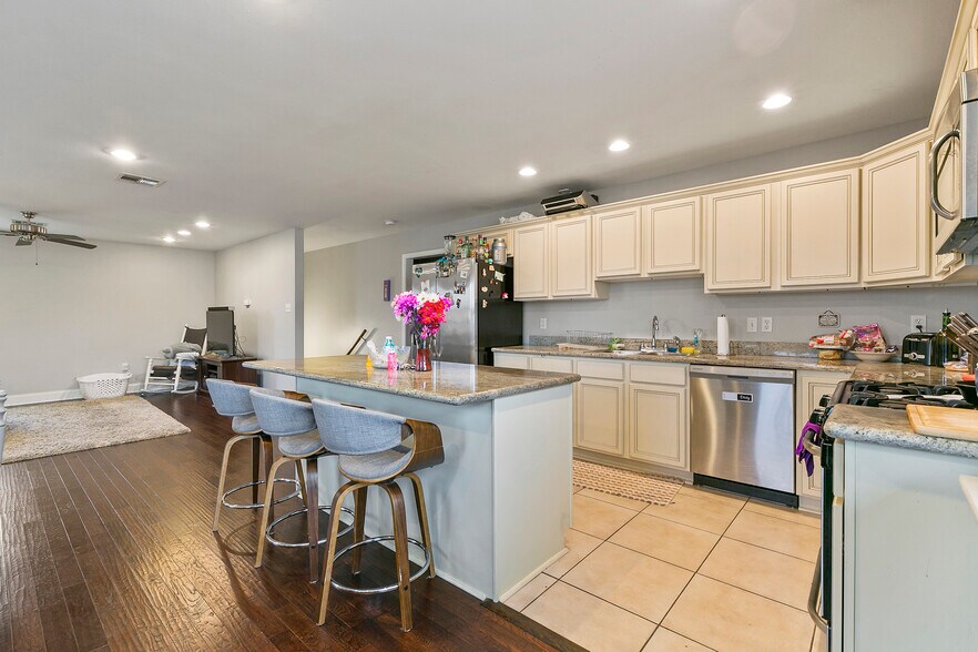 Building Photo - 6540 Fleur de Lis Dr