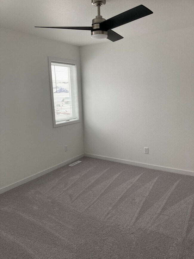 Building Photo - 4 Bed  3 Bath Twin Home