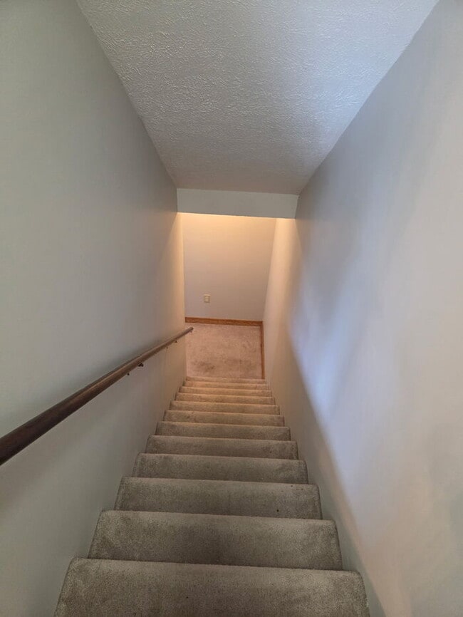 Building Photo - 2 bedroom townhome.