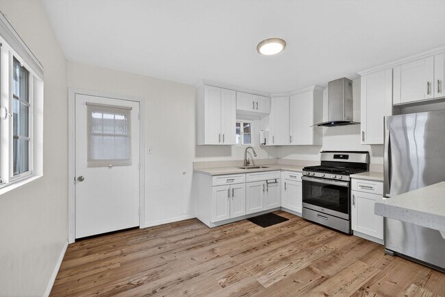 Building Photo - Remodeled spacious 2 bedroom, 1 bathroom unit now available!