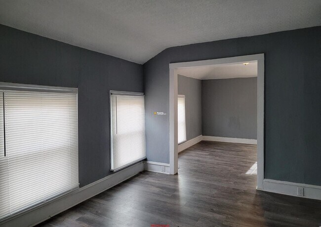 Building Photo - Large 1 bed upper Heat & Water included