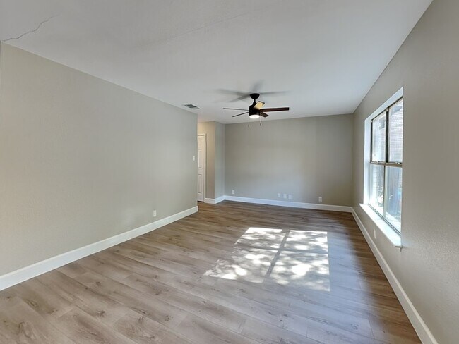 Building Photo - 8011 Manderly Pl