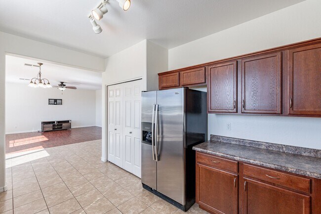 Building Photo - Spacious 4 Bed 2.5 Ba in Gated Community