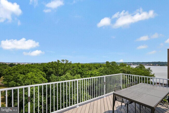 Building Photo - 635 Slaters Ln