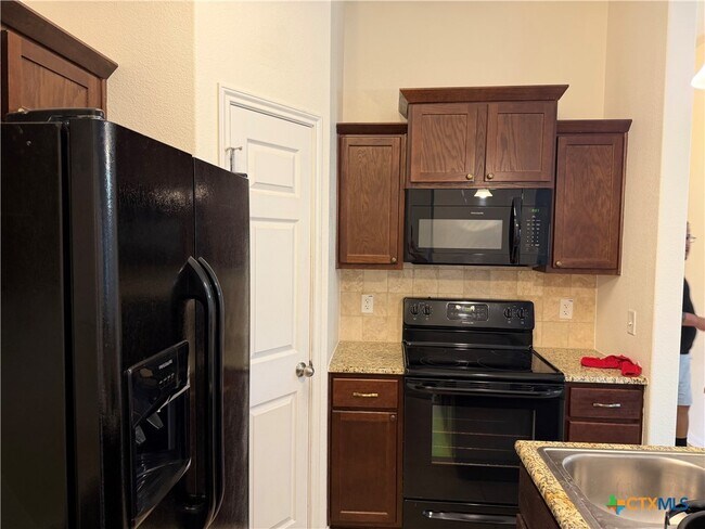 Building Photo - 8016 Bridgepointe Dr