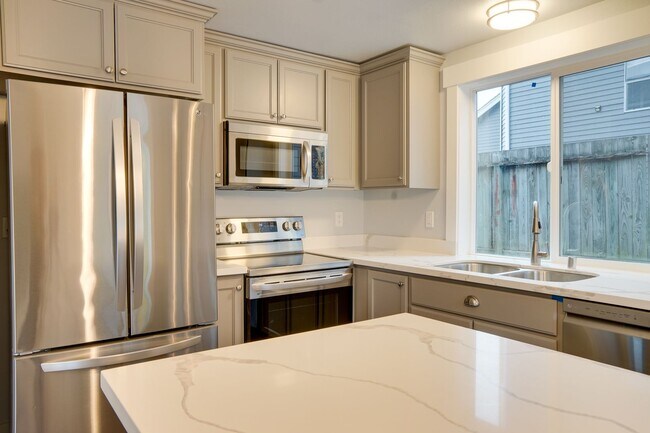 Building Photo - Federal Way Remodeled 2 Story