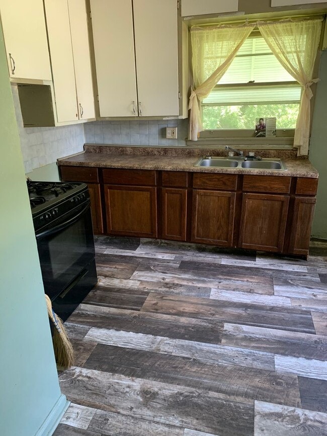 Building Photo - 2 Bedroom House $695