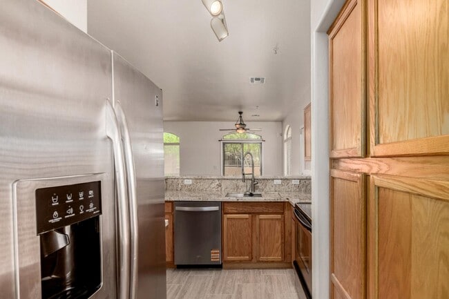 Building Photo - 2250 E Deer Valley Dr