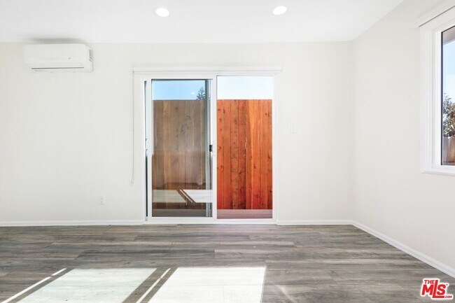 Building Photo - 1722 N Ave 45