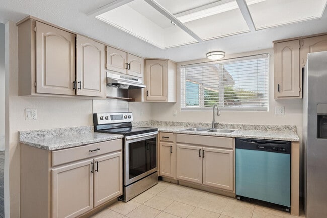 Building Photo - 2423 E Maryland Dr