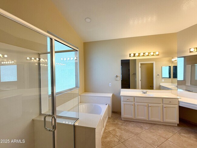 Building Photo - 1432 S Apache Dr