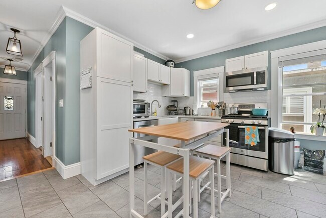 Building Photo - 257 E Cottage St