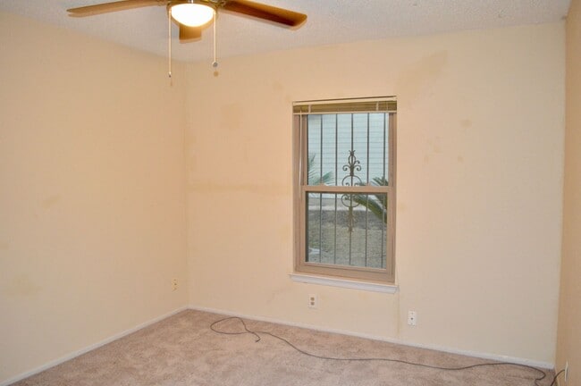 Building Photo - Beautiful and spacious 3 bed 2 bath.