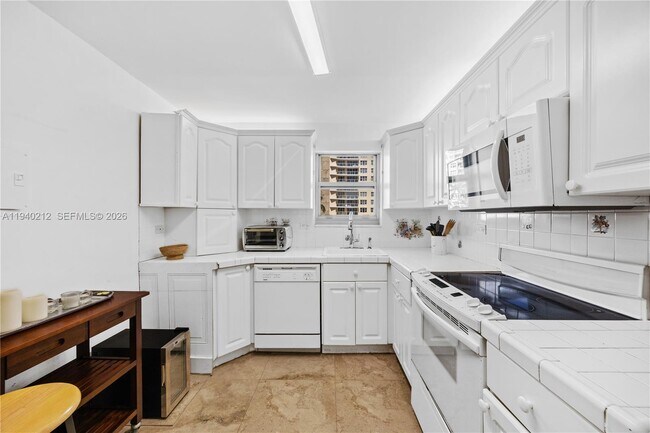 Building Photo - 5555 Collins Ave