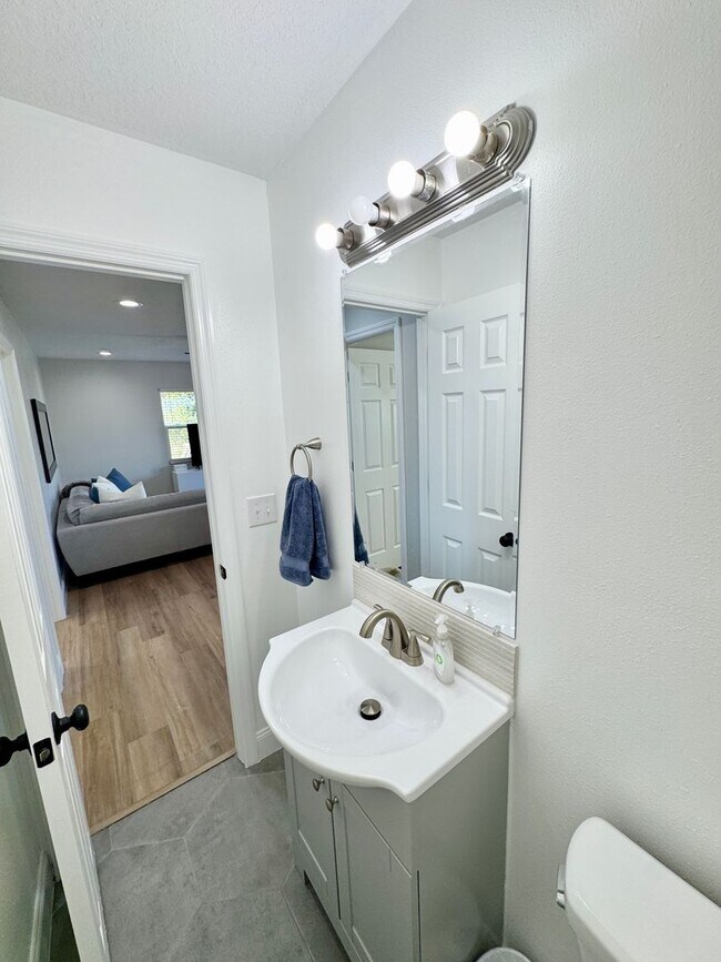 Building Photo - Fully Furnished Down Town Clermont Short T...