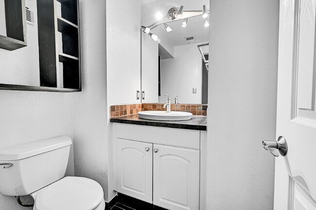 Building Photo - $2,290.95, 2 Bed, 1.5 Bath in Boulder with In Unit Laundry