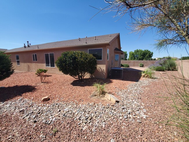 Building Photo - 3 bed 2 bath home in Huning Ranch.