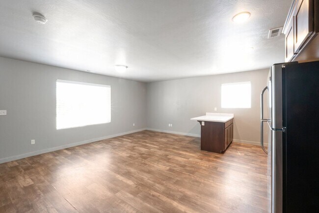 Building Photo - Awesome 2 Story Townhome in Vineyard w/ attached 2 car garage!