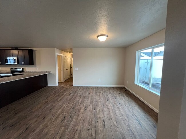 Building Photo - 3 Bedroom Charming Duplex