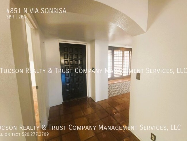 Building Photo - 4851 Vía Sonrisa