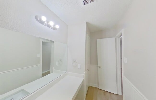 Building Photo - Modern 4-Bedroom Sanctuary in a Sought-After Location