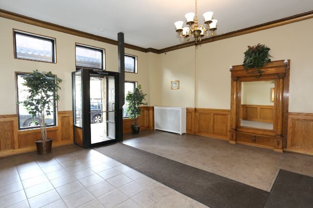 Building Photo - 735 W Belmont Ave