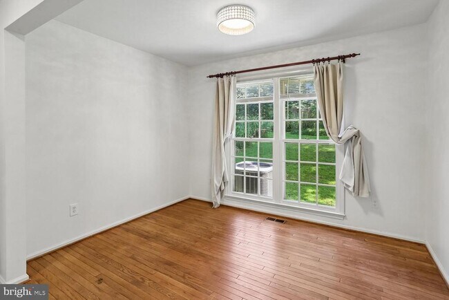 Building Photo - 903 Ridge Dr