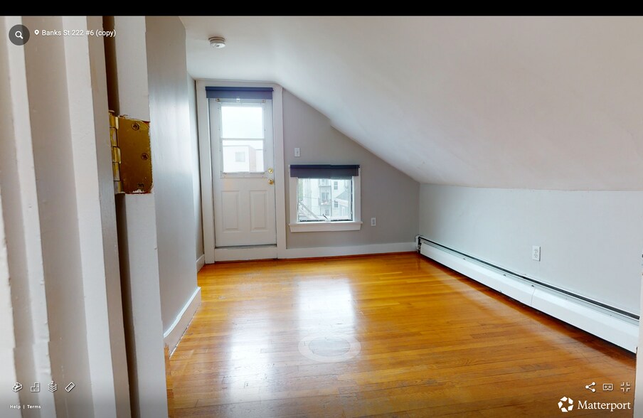 Building Photo - 208 Banks St