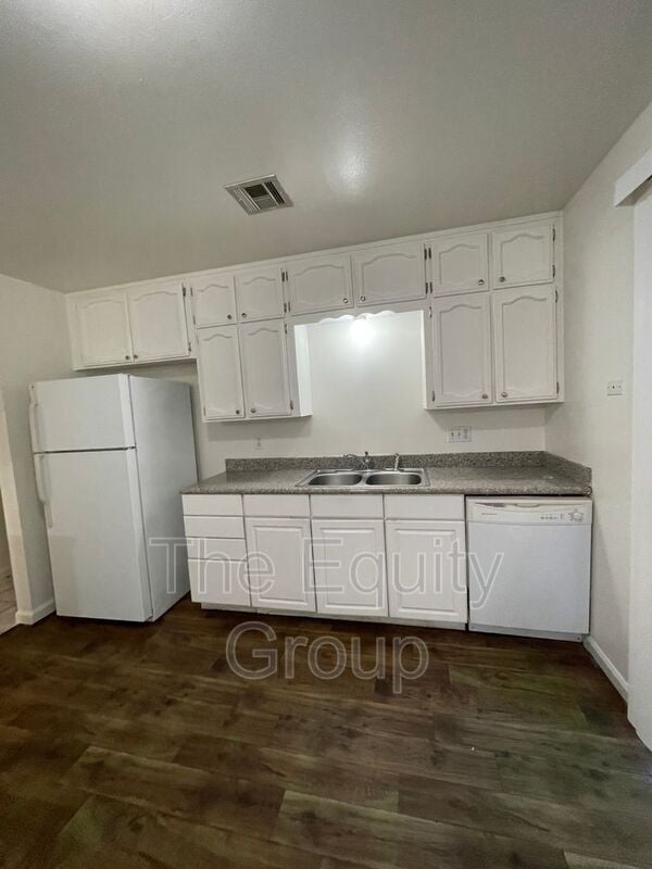 Building Photo - 1546 N Oak Park St