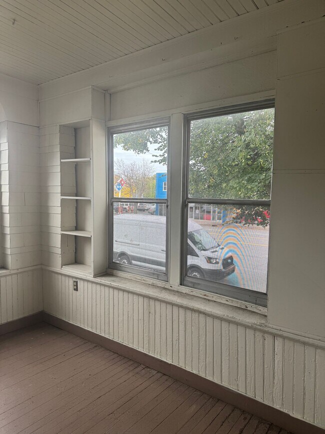 Building Photo - Newly Renovated 3 bedroom/1 bath Apartment!