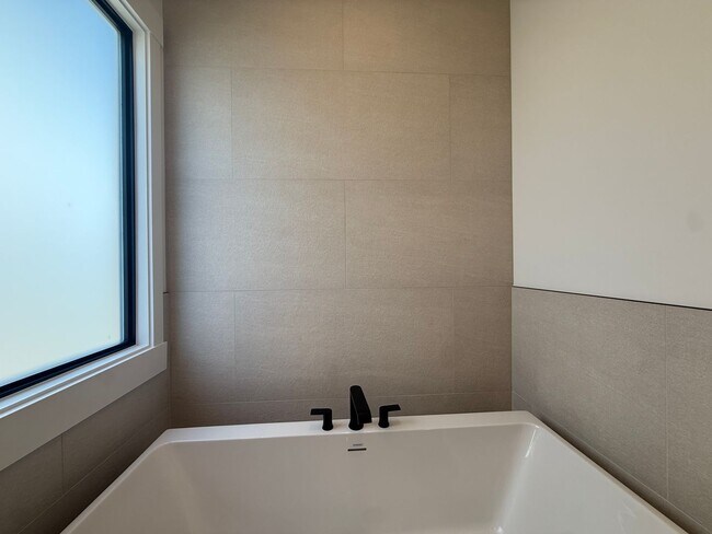 Building Photo - Gorgeous 5 bed 3.5 bath in Desert Canyons