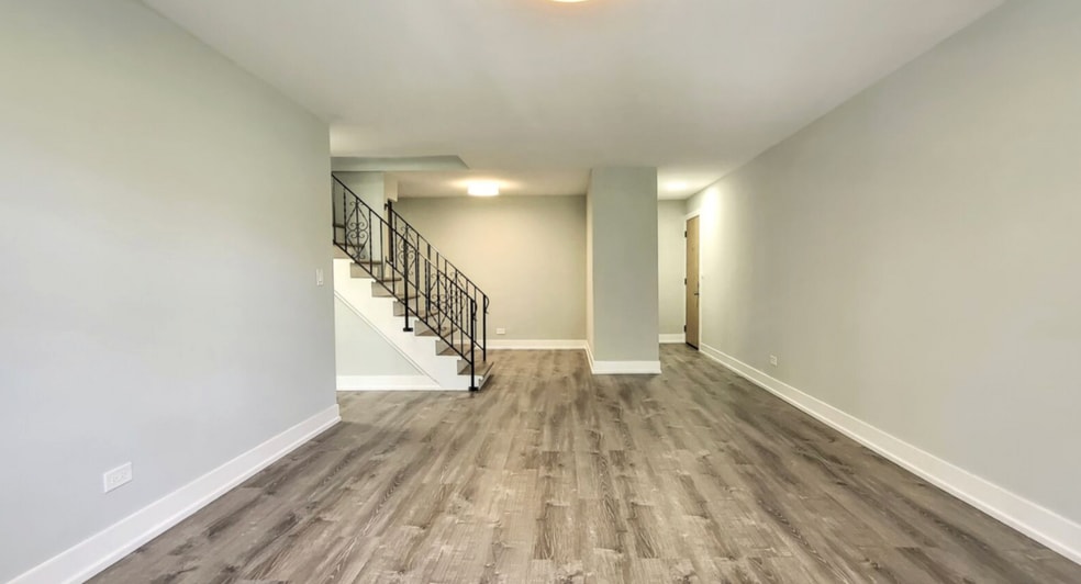 Primary Photo - 456 W Barry Ave