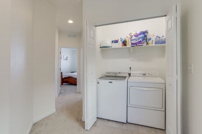 Building Photo - 3 bed 2.5 bath Townhome in Northwest Denver