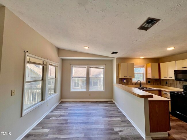 Building Photo - 1006 Wood Creek Dr
