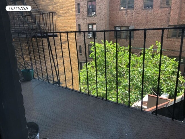 Building Photo - 250 W 72nd St