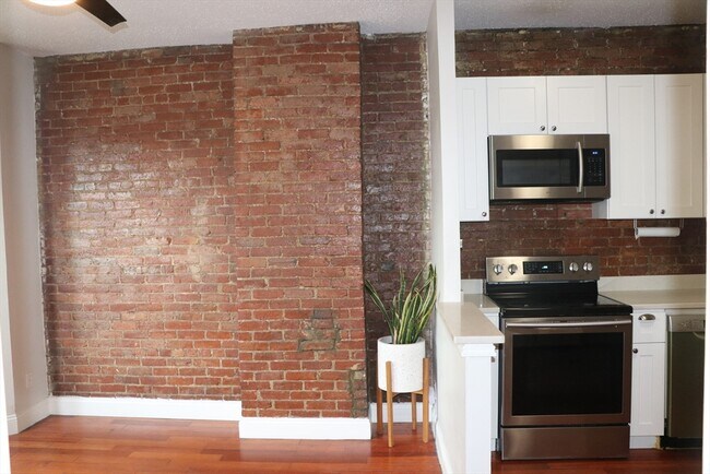 Building Photo - 320 Warren St