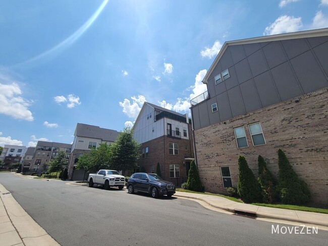 Building Photo - 15041 New Amsterdam Ln