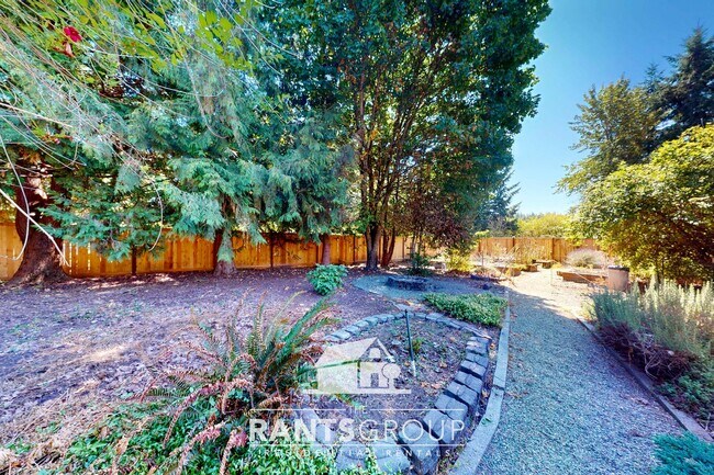 Building Photo - Lovingly cared for 3-bedroom, 1.75-bath ra...