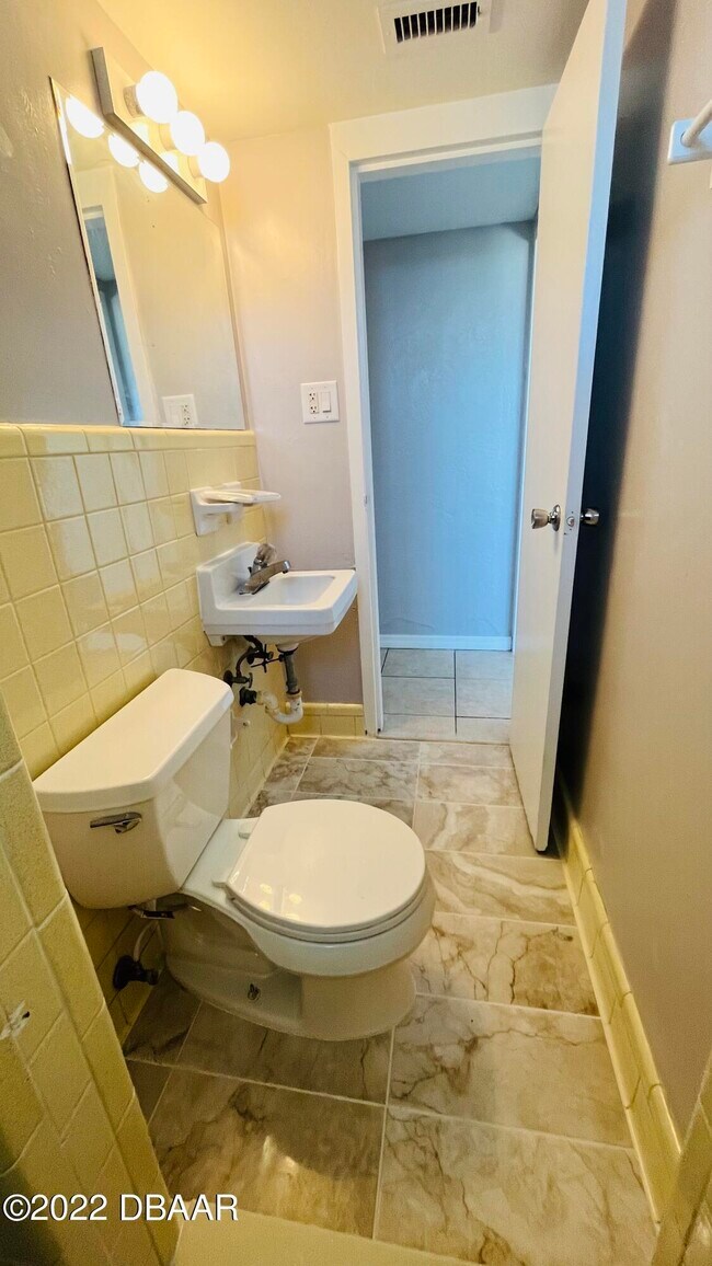 Building Photo - 732 N Halifax Ave