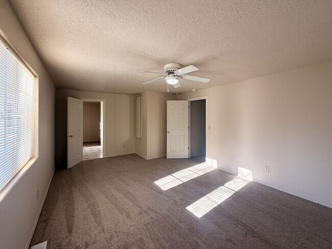 Building Photo - 3200 Lorian Ln SE