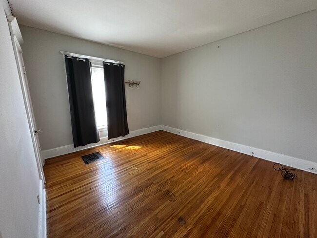 Building Photo - 138 W Beard Ave
