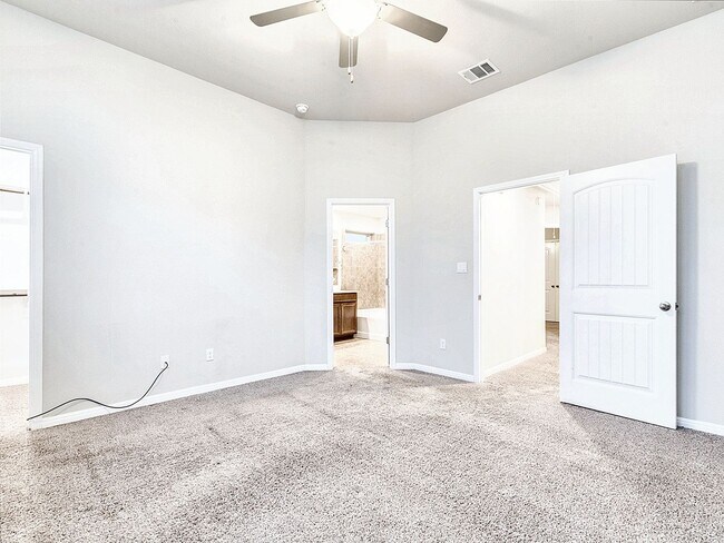 Building Photo - Warm & Welcoming 3/BR 2.5 Home in Dripping...