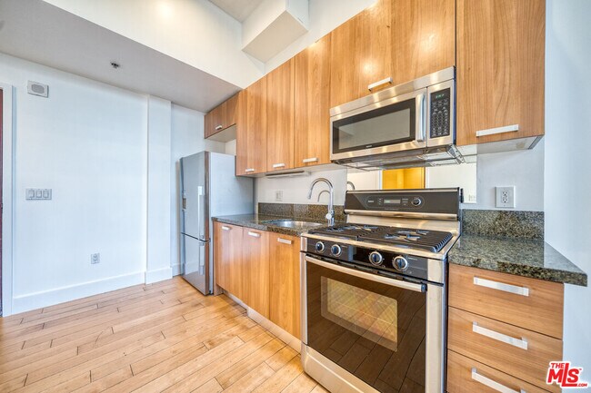 Building Photo - 460 S Spring St
