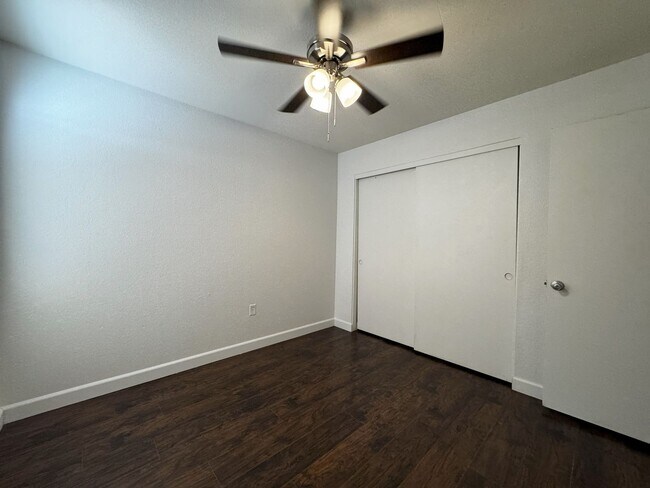 Building Photo - 3 BEDROOM WITH FIREPLACE AND LVP PLANK FLO...