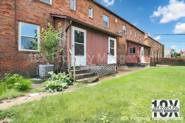 Building Photo - 1668 E Sycamore St