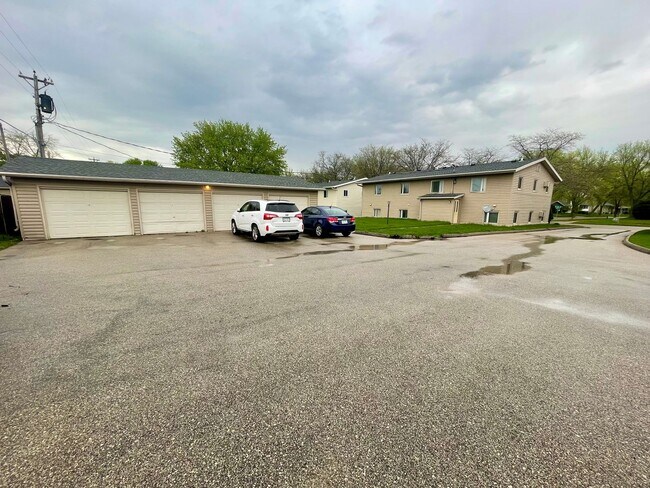 Building Photo - Upper level 2-bed, 1-bath