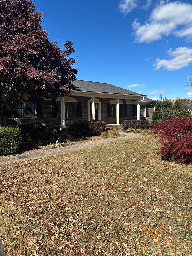 Building Photo - HOME AVALIABLE FOR RENT ON 2 ACRES! **RENT SPECIAL, $500 OFF FIRST FULL MONTH RENT**