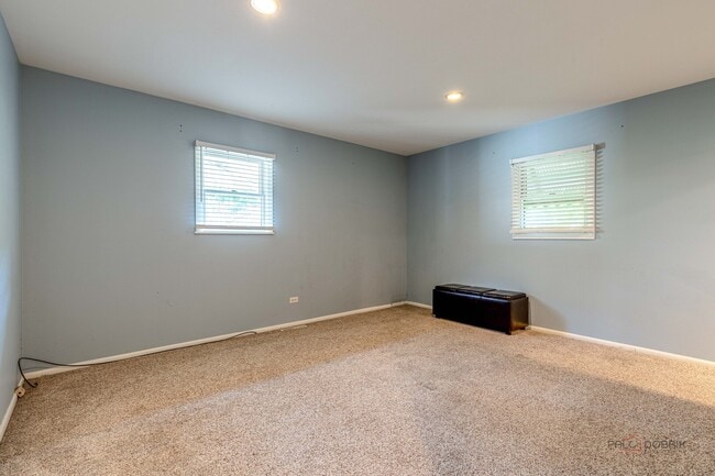Building Photo - 697 Hickory Dr