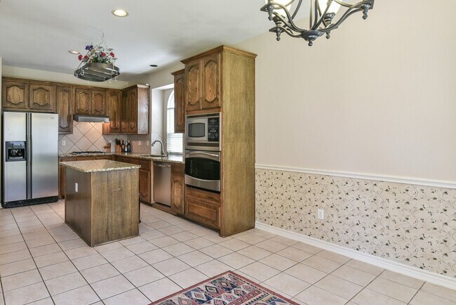 Building Photo - Large Mansfield High Home Centrally Located
